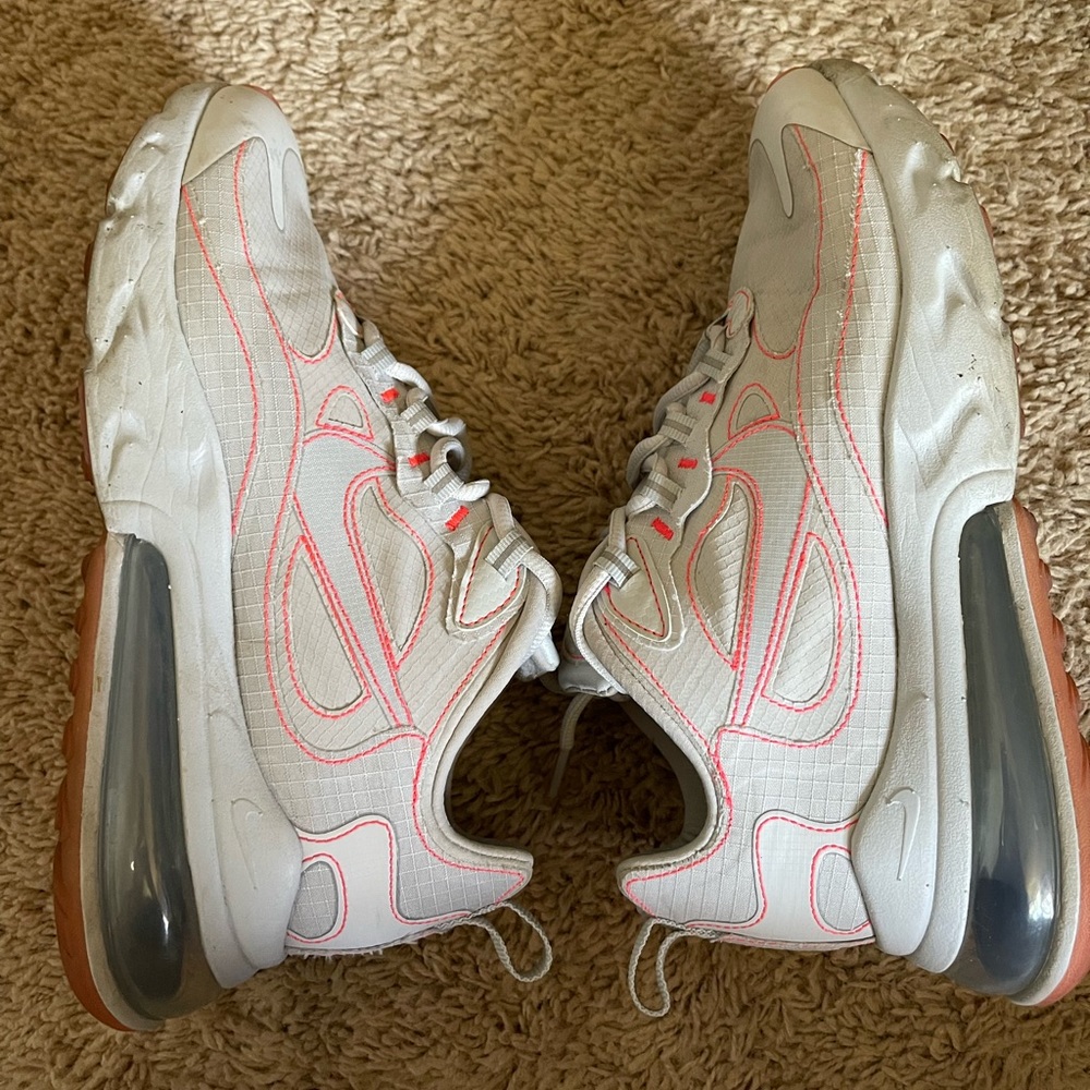 AirMax 720. Grey, pink outline.